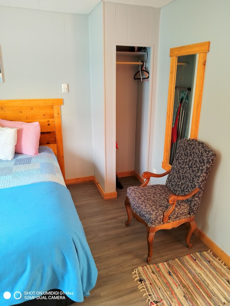 Basic Room, 1 Queen Bed photo 2