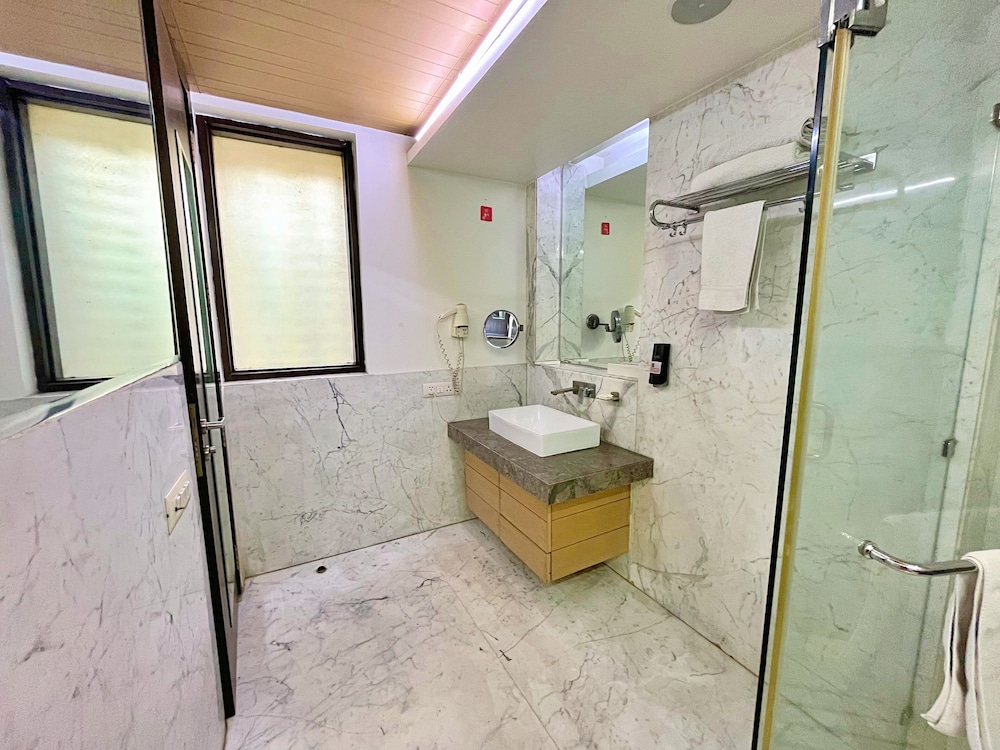 Deluxe Double or Twin Room - Photo 5