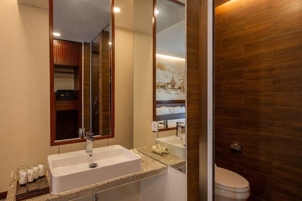 King Room with Private Bathroom - Photo 8