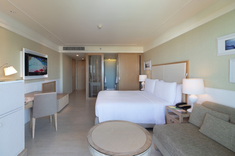 Deluxe Room, 1 King Bed, Pool View