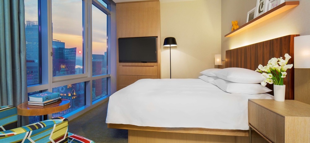 Room, 1 King Bed (Times Square View) thumbnail 5