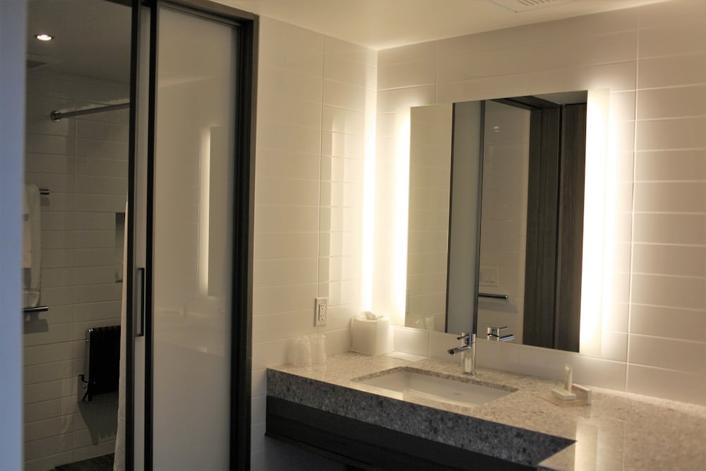 Superior Suite, 1 Queen Bed thumbnail 6