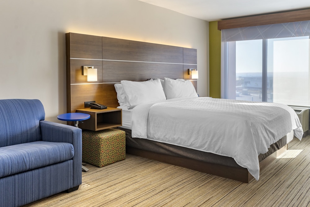 Suite, 1 King Bed with Sofa bed photo 3