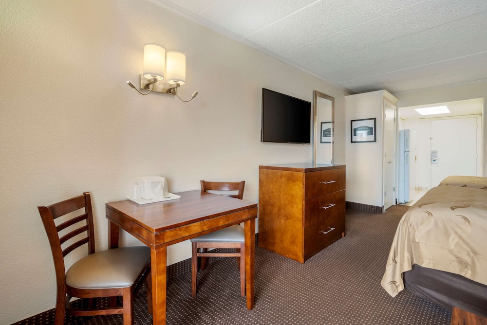 Room, Multiple Beds, Accessible, Non Smoking (Efficiency, 1st Floor)