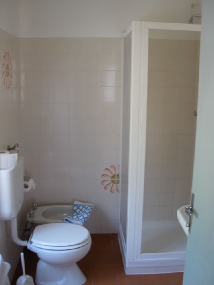 Economy Triple Room photo 2
