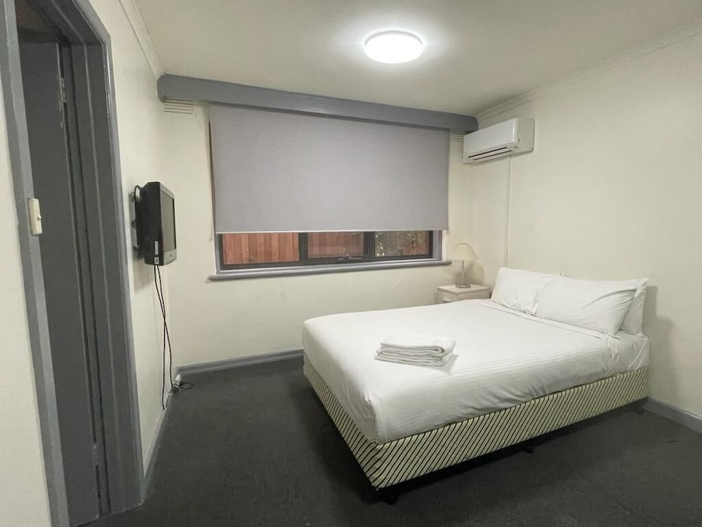 Family One Bedroom Apartment - Albert Street Building - Photo 3