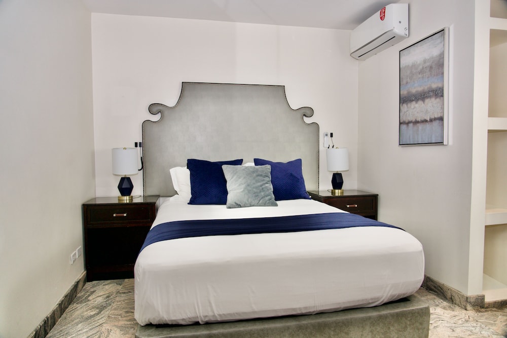 Luxury Suite, 1 Queen Bed (205) photo 3