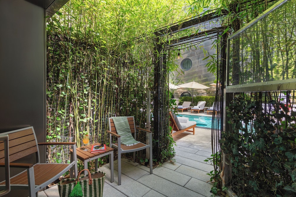Room, 1 King Bed, Pool Access (Roll-In Shower, Gold)