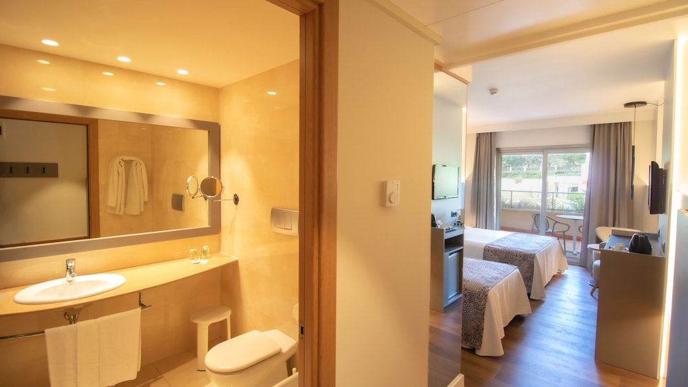 Triple Room, Pool View (2 Adults and 1 Child) photo 2