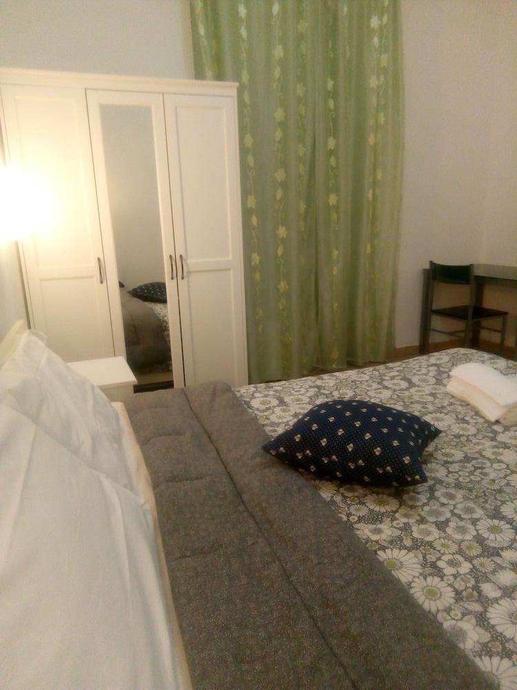Double Room, 1 Queen Bed, Shared Bathroom