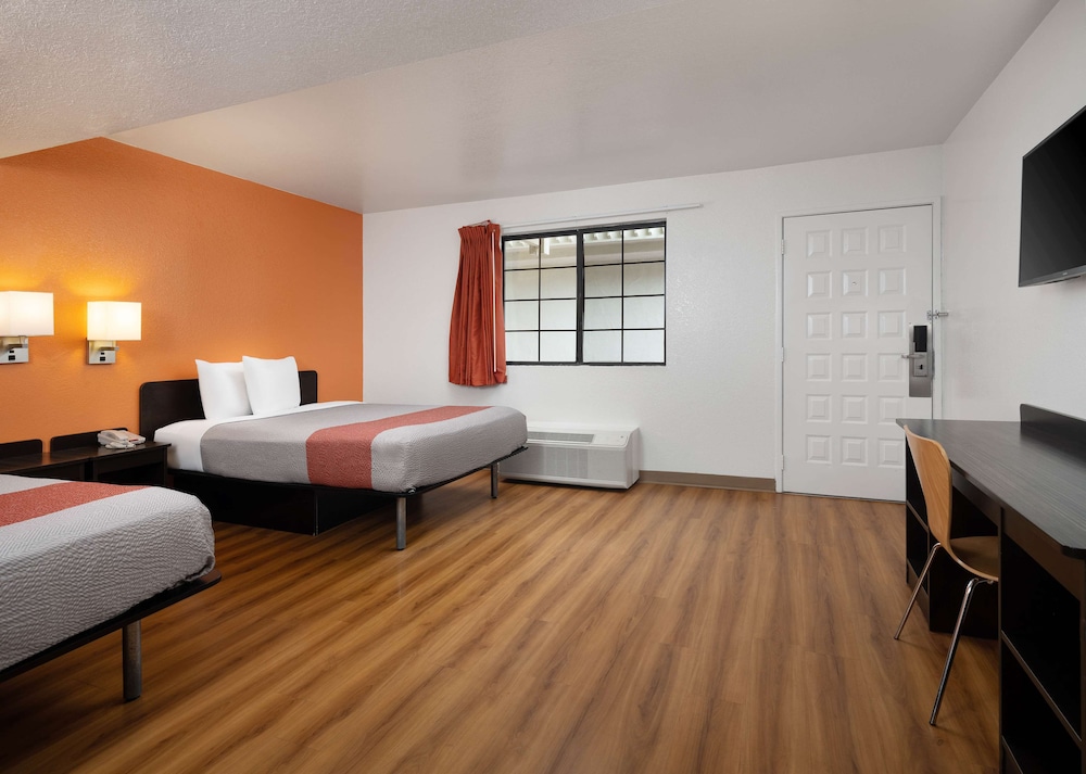 Deluxe Room, 2 Double Beds, Non Smoking, Refrigerator & Microwave photo 3