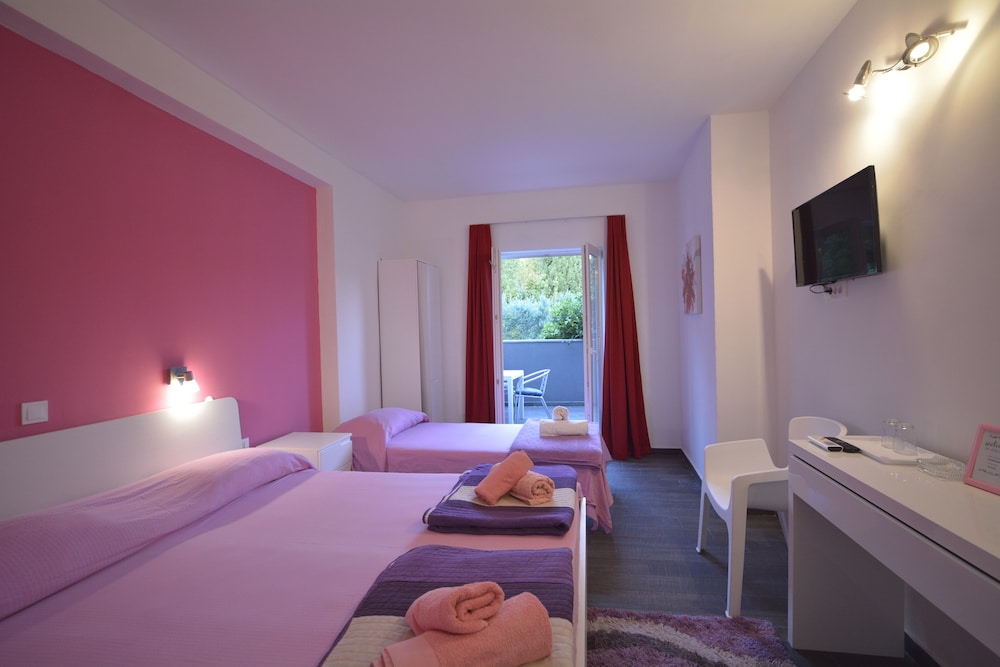 Classic Triple Room, Multiple Beds, Balcony, Garden View photo 1