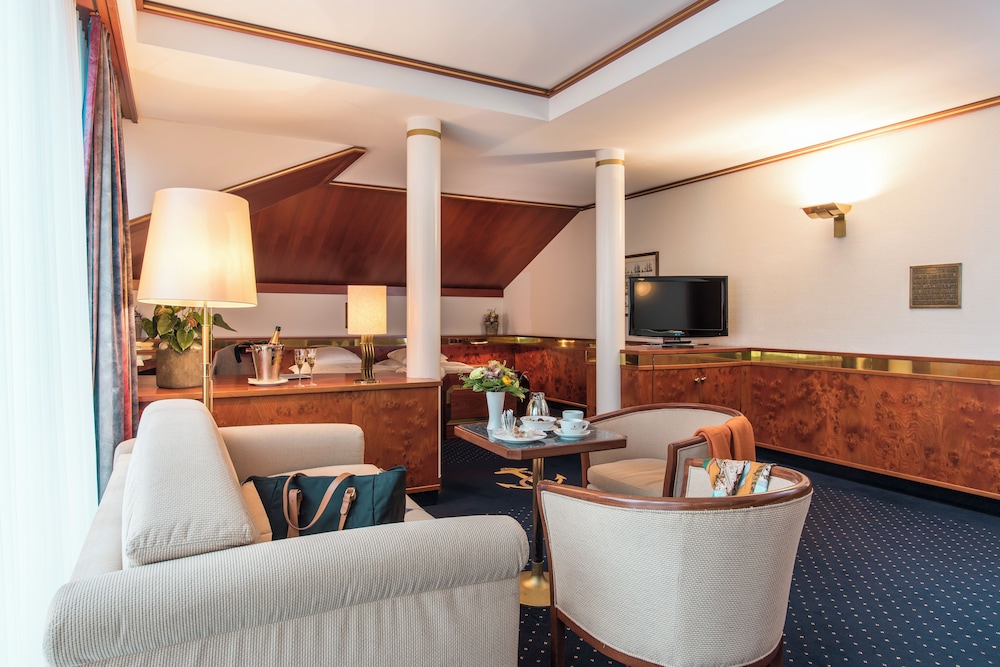 Suite, Partial Lake View