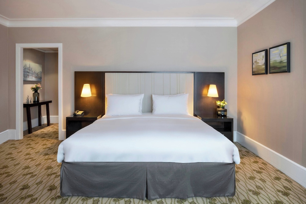 Executive Suite, 1 King Bed - Photo 3
