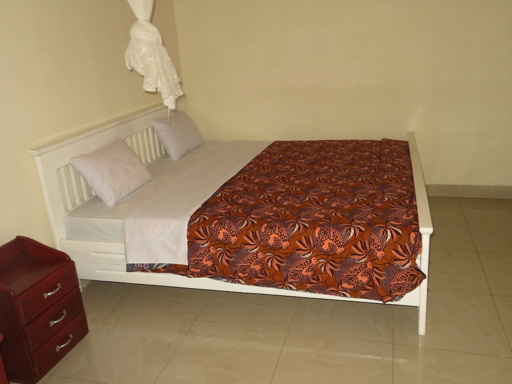 Deluxe Double Room Single Use, 1 Large Twin Bed, Private Bathroom, Garden View photo 2