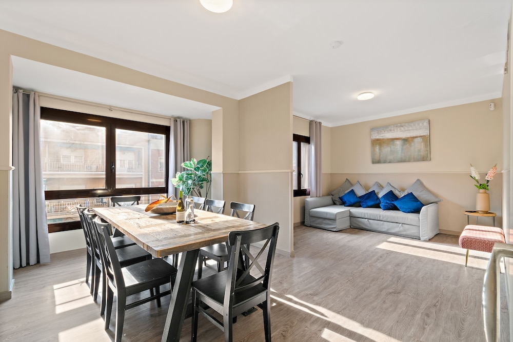 Designer apartment, 3 bedrooms, city view/ shared roof terrace