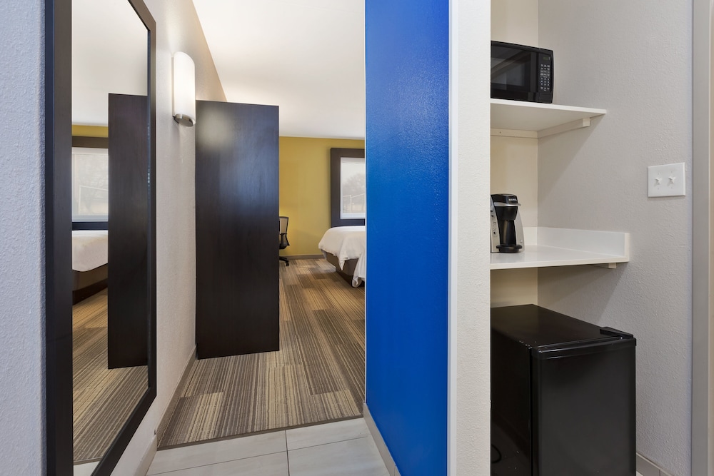 Standard Room, 2 Double Beds, Accessible (Accessible Tub) - Photo 4