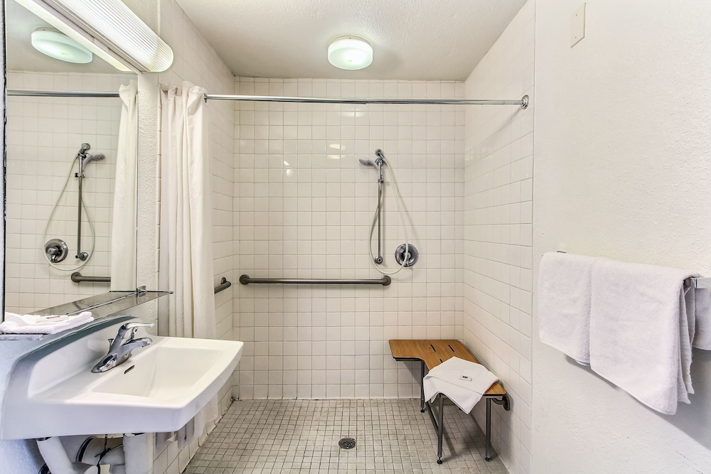 Room, 1 Double Bed, Accessible, Non Smoking (Mobility/hearing, Roll-in Shower) photo 2