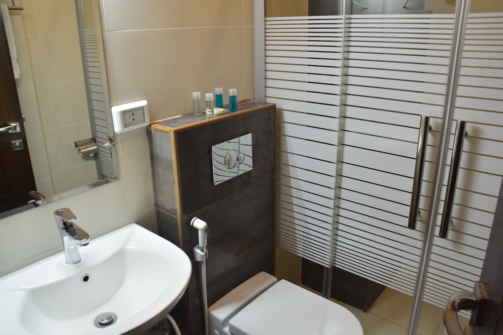 Deluxe Double Room (2 Adults + 1 Child) - Photo 7