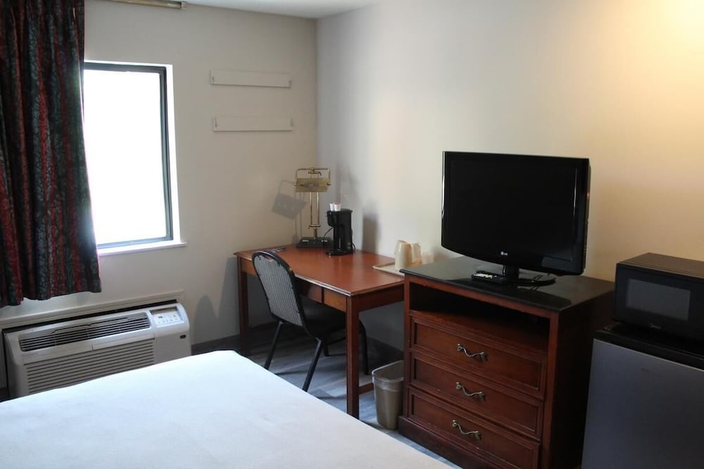 Standard Room, 1 King Bed, Accessible photo 3