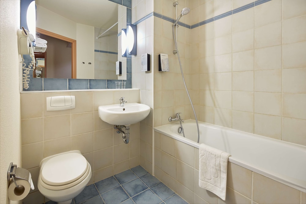 Standard Room, Multiple Beds - Photo 4