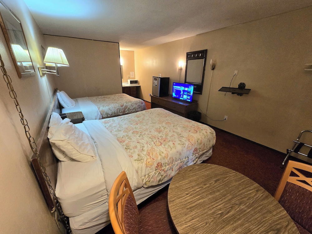 Room, 2 Queen Beds, Non Smoking - Photo 9