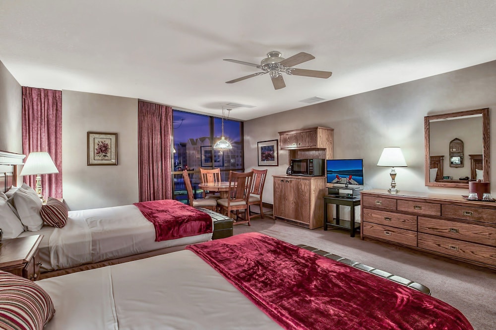Deluxe Double Queen Room photo 2