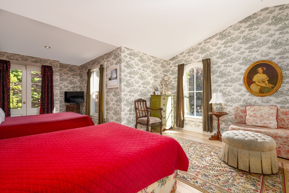 Deluxe Room, 2 Queen Beds, Ensuite (Rose Suite) photo 1