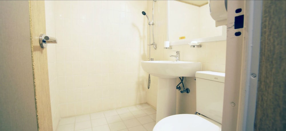 Standard Twin Room - Photo 5