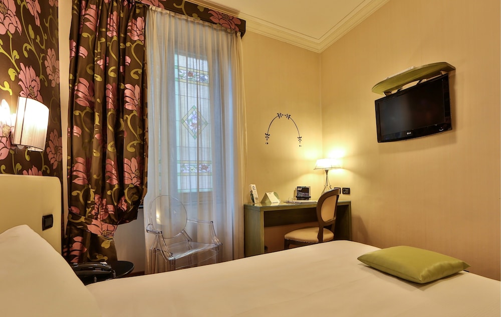 Classic Room, Multiple Beds - Photo 13