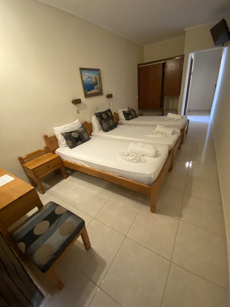 Standard Triple Room, 3 Twin Beds, Balcony photo 2