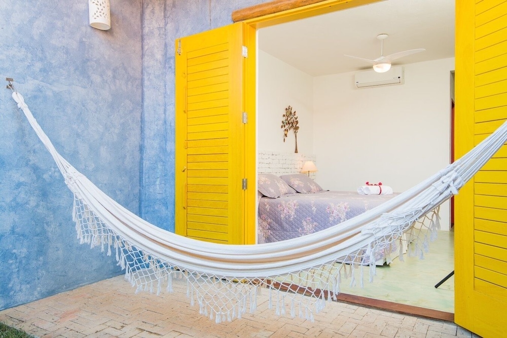 QUARTO TRIPLO COM VARANDA
