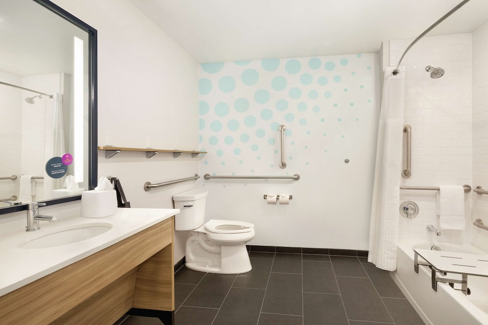 Room, 1 King Bed, Accessible, Bathtub (Hearing) photo 2