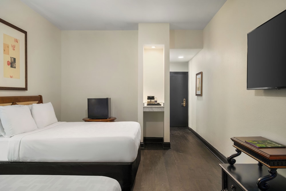 Deluxe Room, 2 Queen Beds - Photo 1