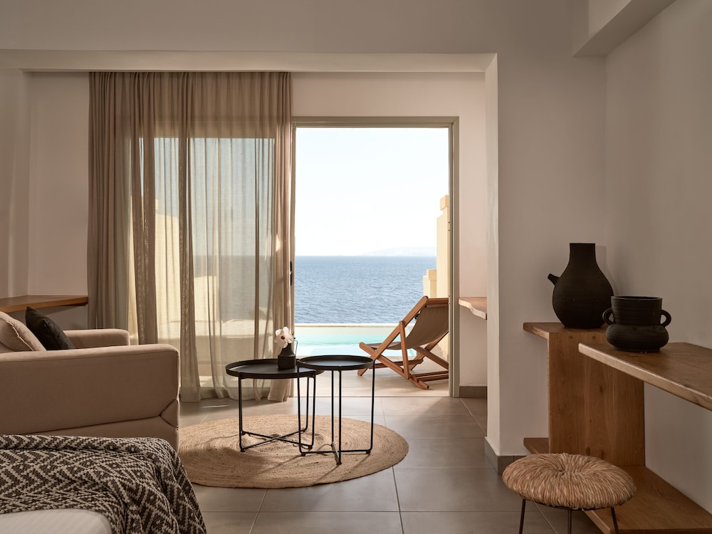 Suites on the Rocks Private Infinity Pool photo 2