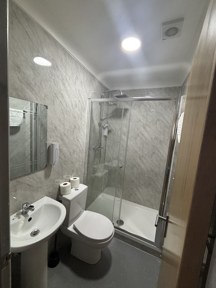 Standard Twin Room, 2 Double Beds - Photo 6