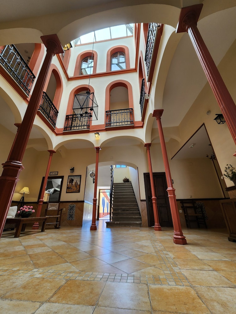 Deluxe Triple Room, City View photo 2