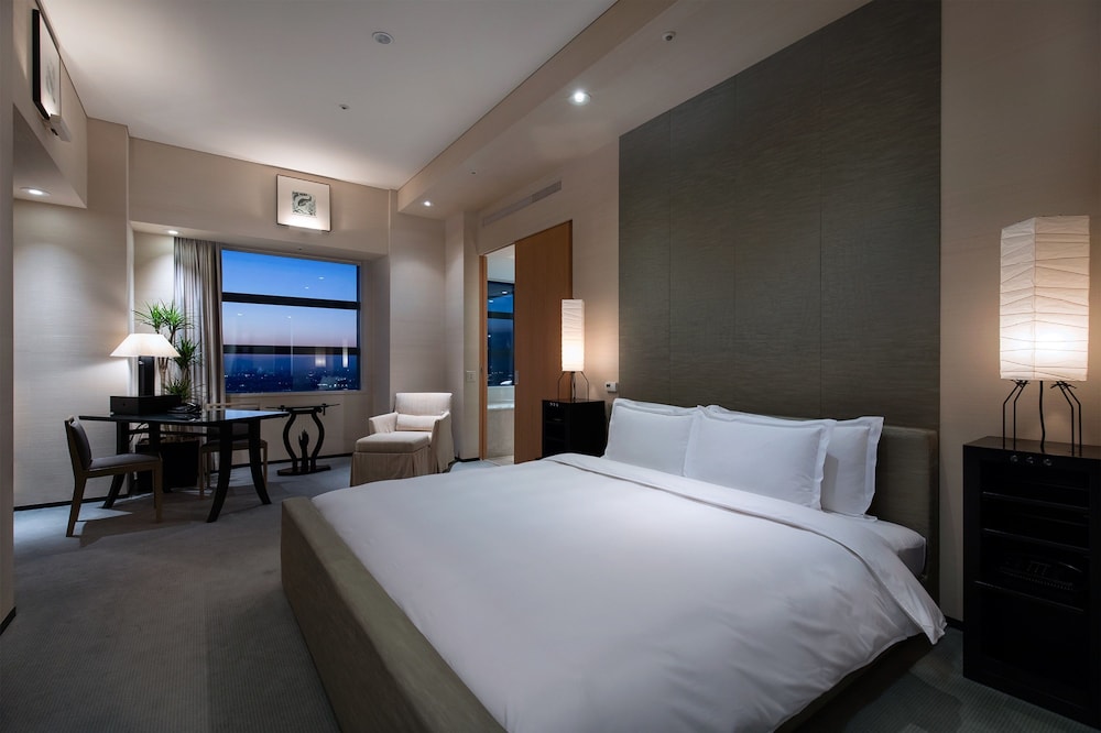 Premier Room, 1 King Bed - Photo 3