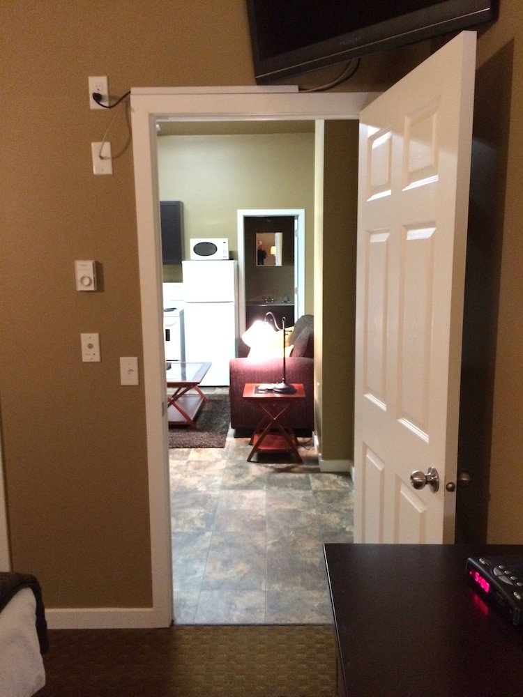 Premium Suite, 1 Queen Bed, Kitchenette
