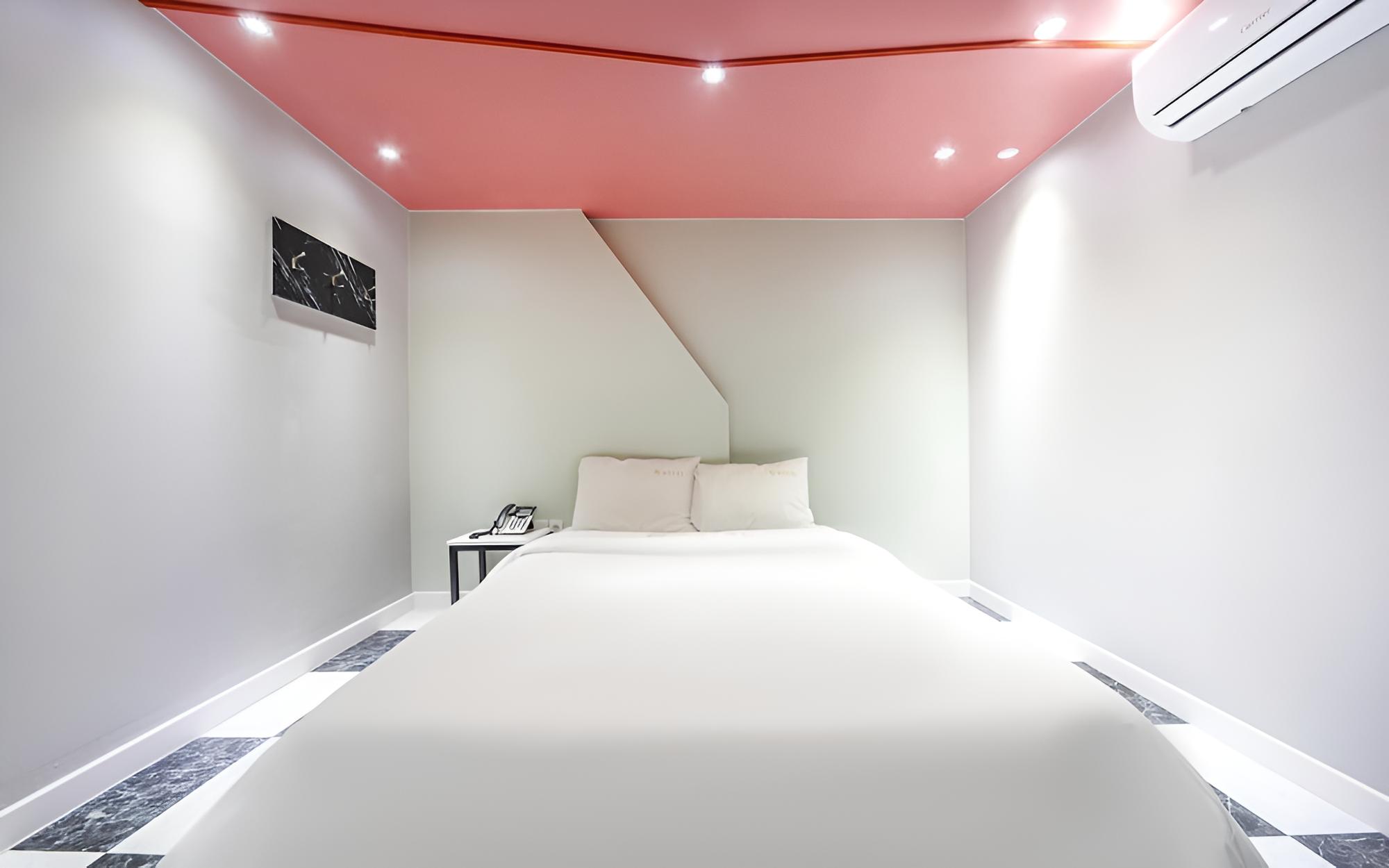 Room (Standard room (Netflix available free) - Photo 8