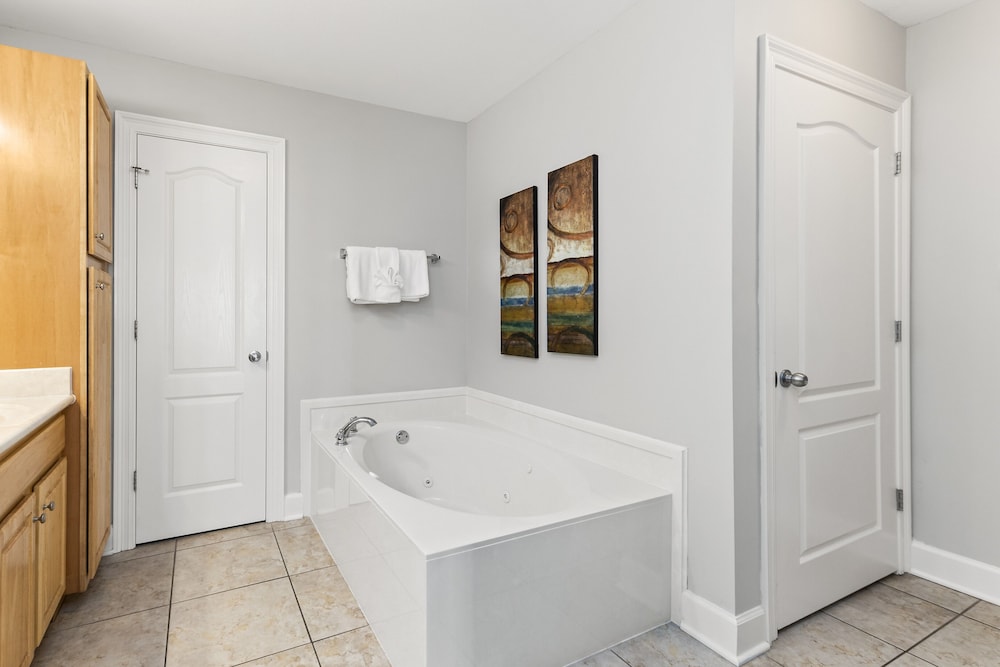 Classic Condo, 3 Bedrooms, Balcony, Ocean View photo 3