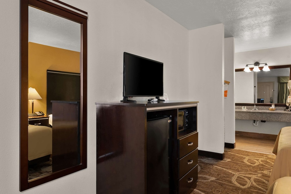 Room, 2 Queen Beds (Pet Friendly) photo 3