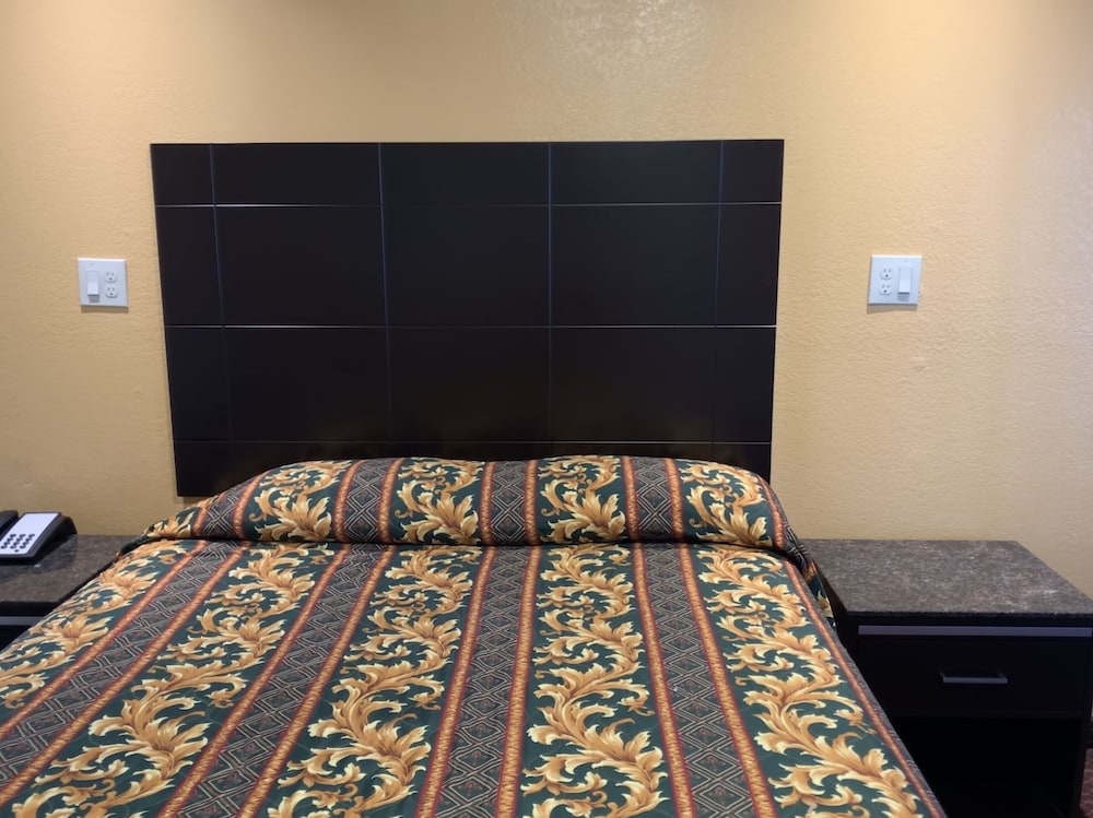 Standard Room, 1 Queen Bed photo 3