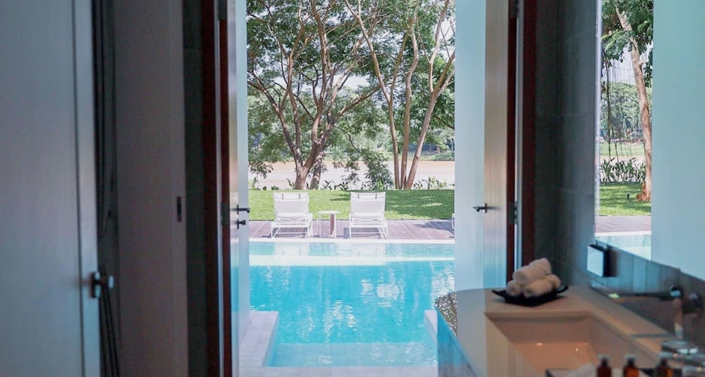 Deluxe Pool Access River View Twin Bed - Photo 5