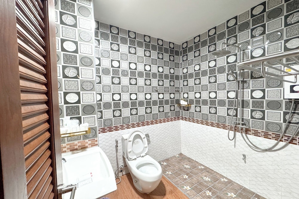Standard King Room - Photo 6
