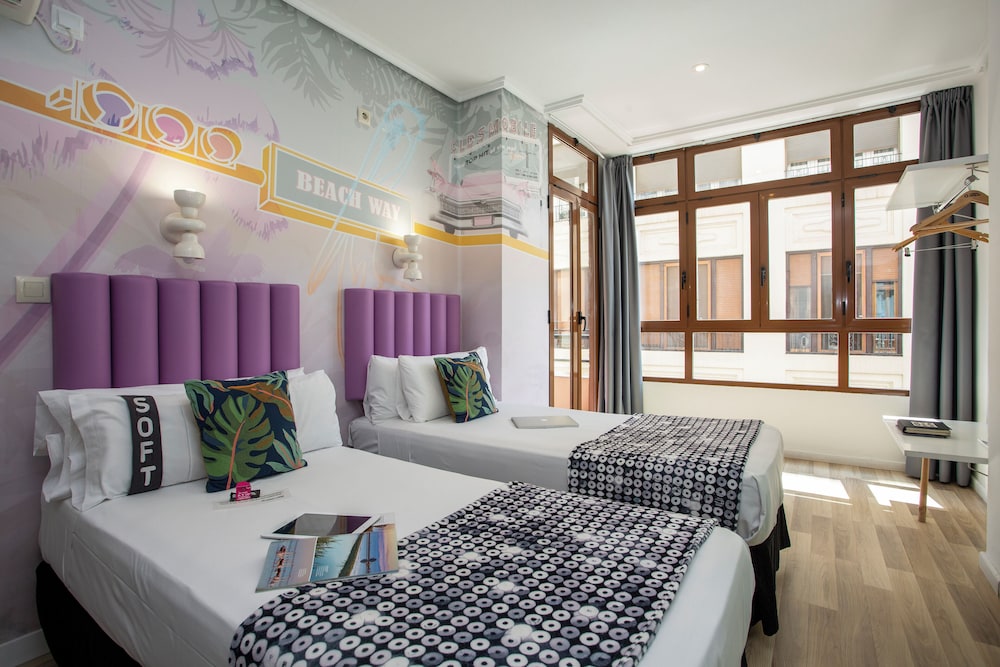 Double Room, 2 Twin Beds, Balcony, City View thumbnail 6