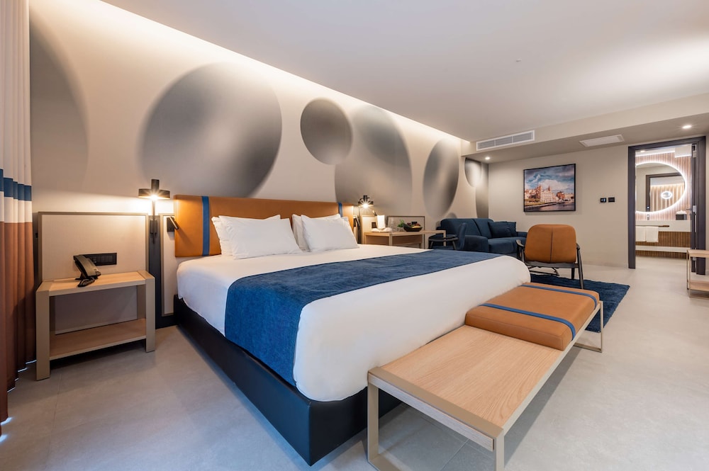 Junior Suite, 1 King Bed, Non Smoking, Balcony (Converts to 2 Twin Beds;with Sofabed)