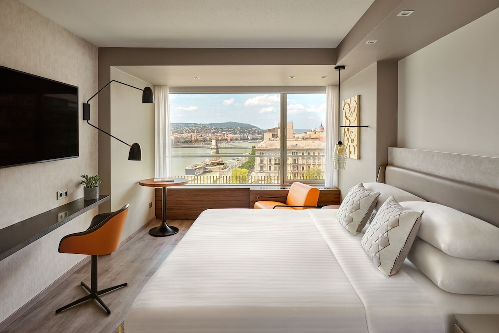 Executive Suite, 1 King Bed, River View - Photo 14
