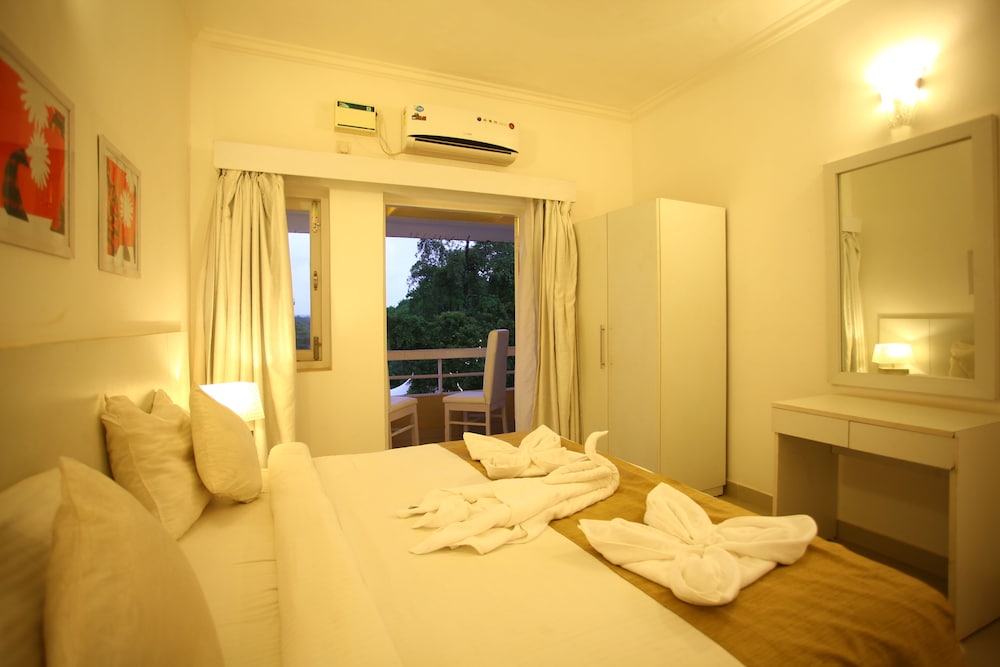 All White Suite photo 3