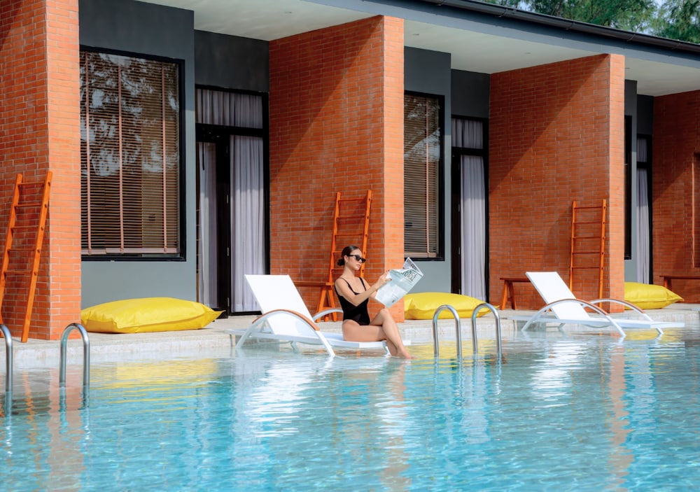 Grand Room, 1 King Bed, Poolside - Photo 8